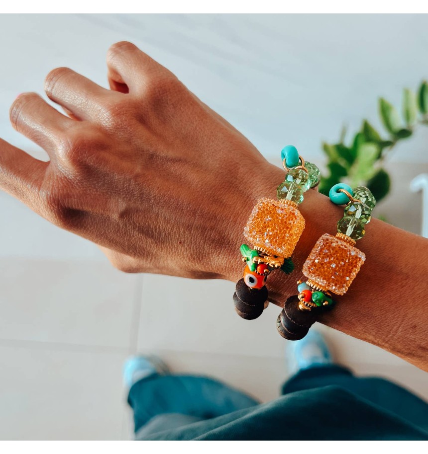 pulsera naranja con cuentas