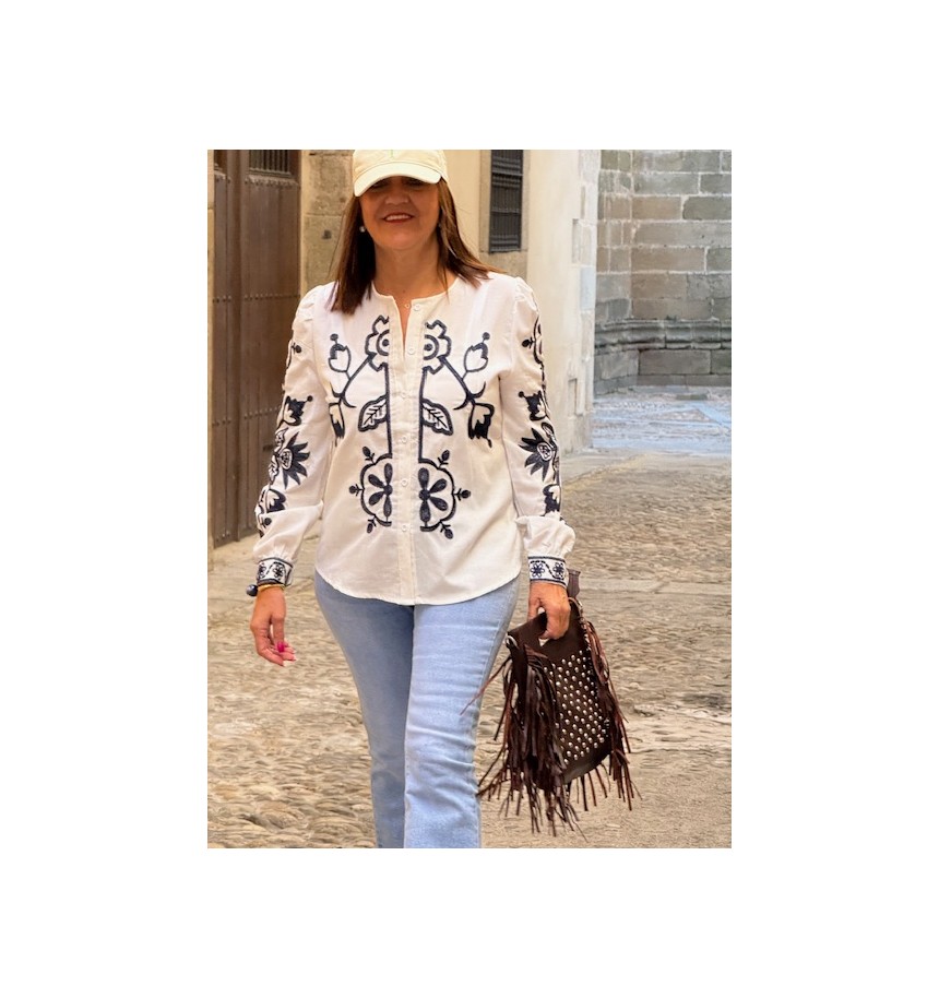 camisa blanca con bordado...