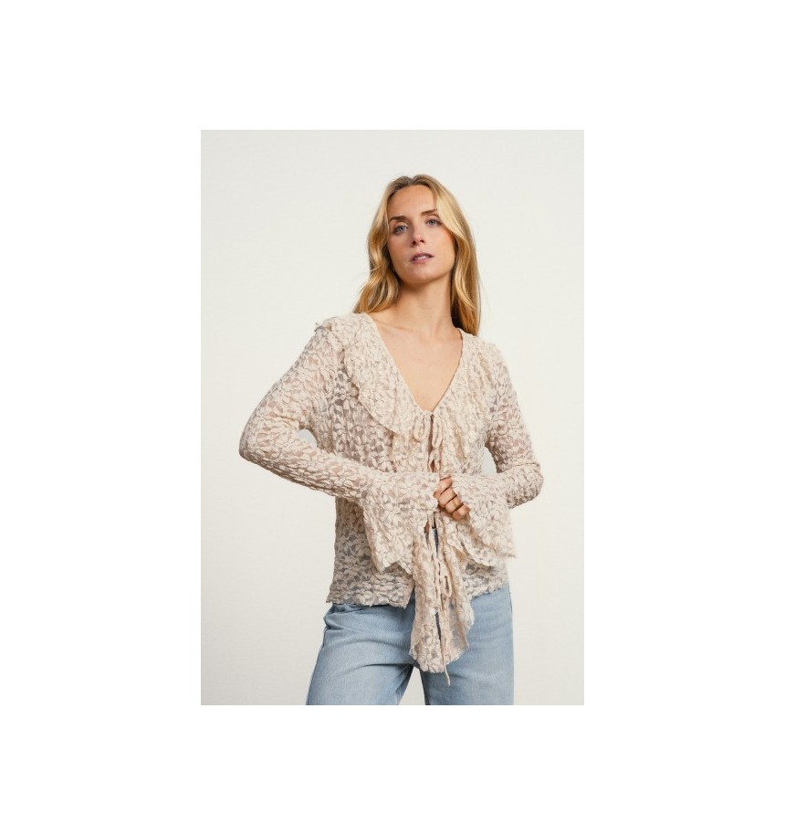 chaqueta beige con lazada